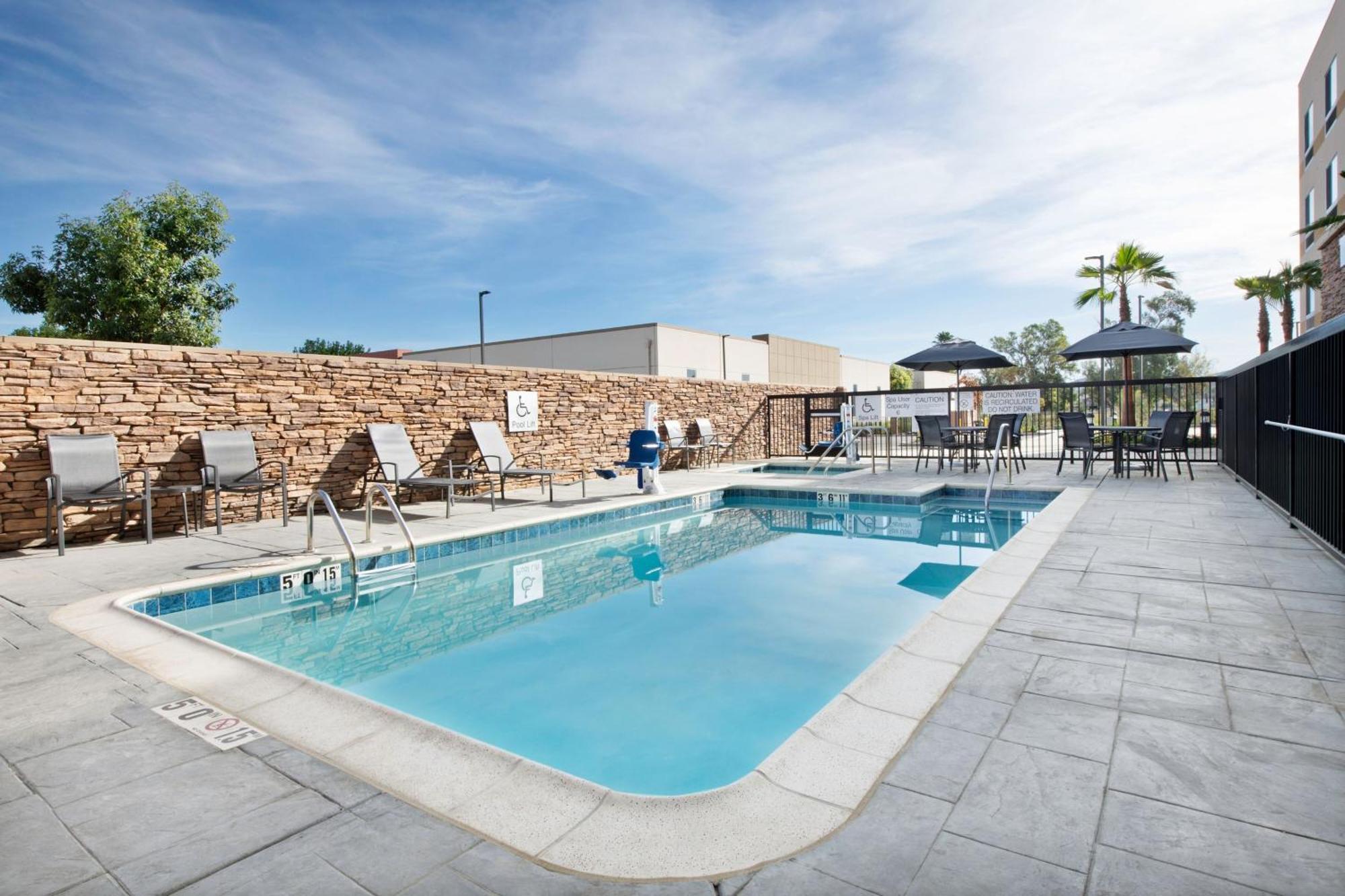Fairfield By Marriott Inn & Suites 치노 외부 사진